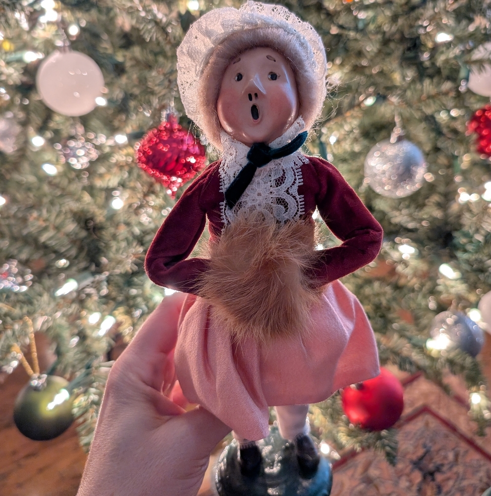 Byers Choice Ltd carollers lady fur pink burgundy lace 1986